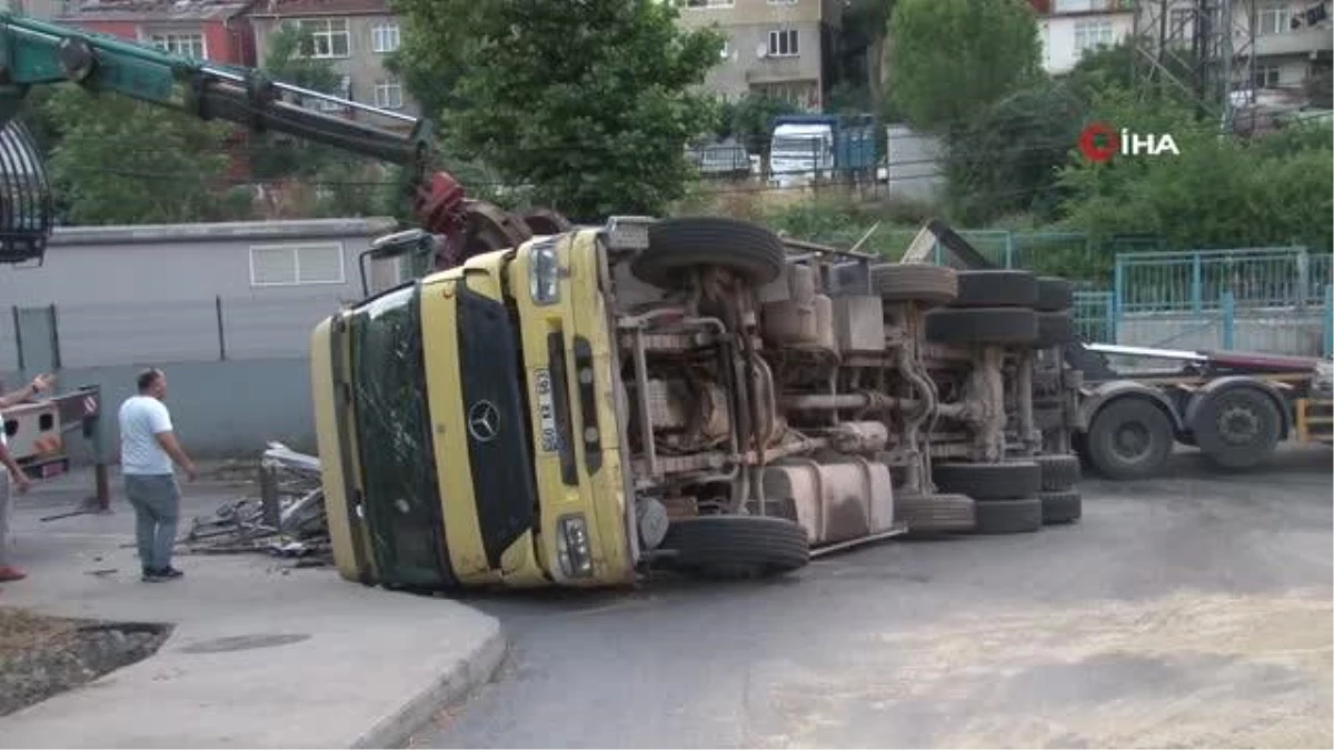 Sarıyer\'de hurda yüklü kamyon yan yattı, sürücü yaralandı