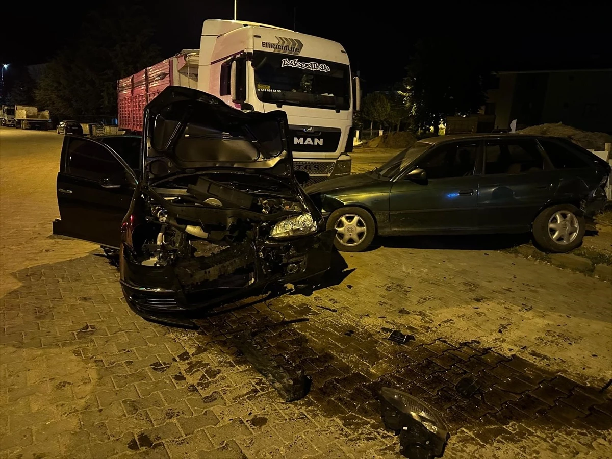 Simav\'da kaçan sürücü park halindeki araçlara çarptı