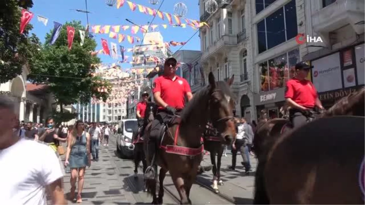 Taksim\'de Atlı Polislere Yoğun İlgi