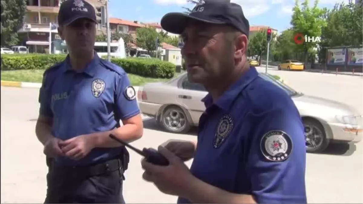 Tatbikatı gerçek sanan vatandaşlar hırsız kılığındaki polisi yakalamaya çalıştılar