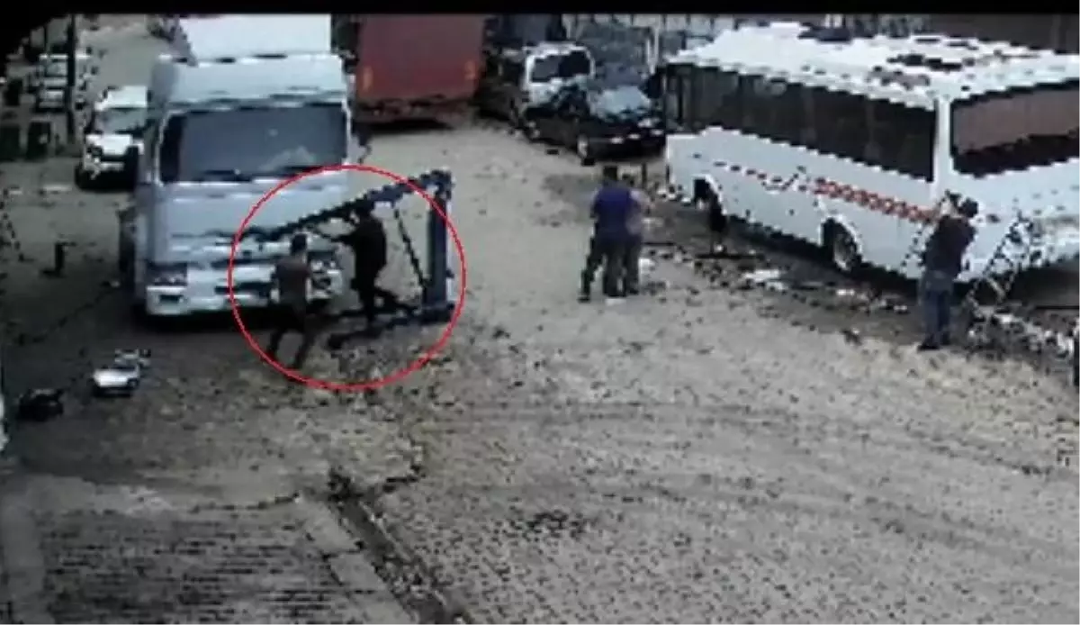 İnegöl\'de park halindeki TIR hareket ederek 2 otomobile çarptı