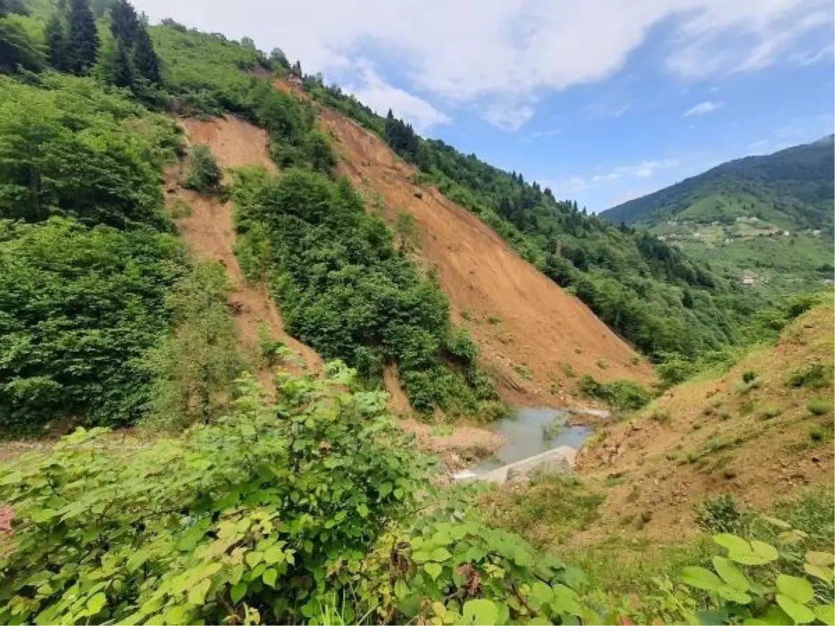 Trabzon Yomra\'da sağanak heyelana neden oldu: 1 ev hasar gördü, 2 ev tahliye edildi