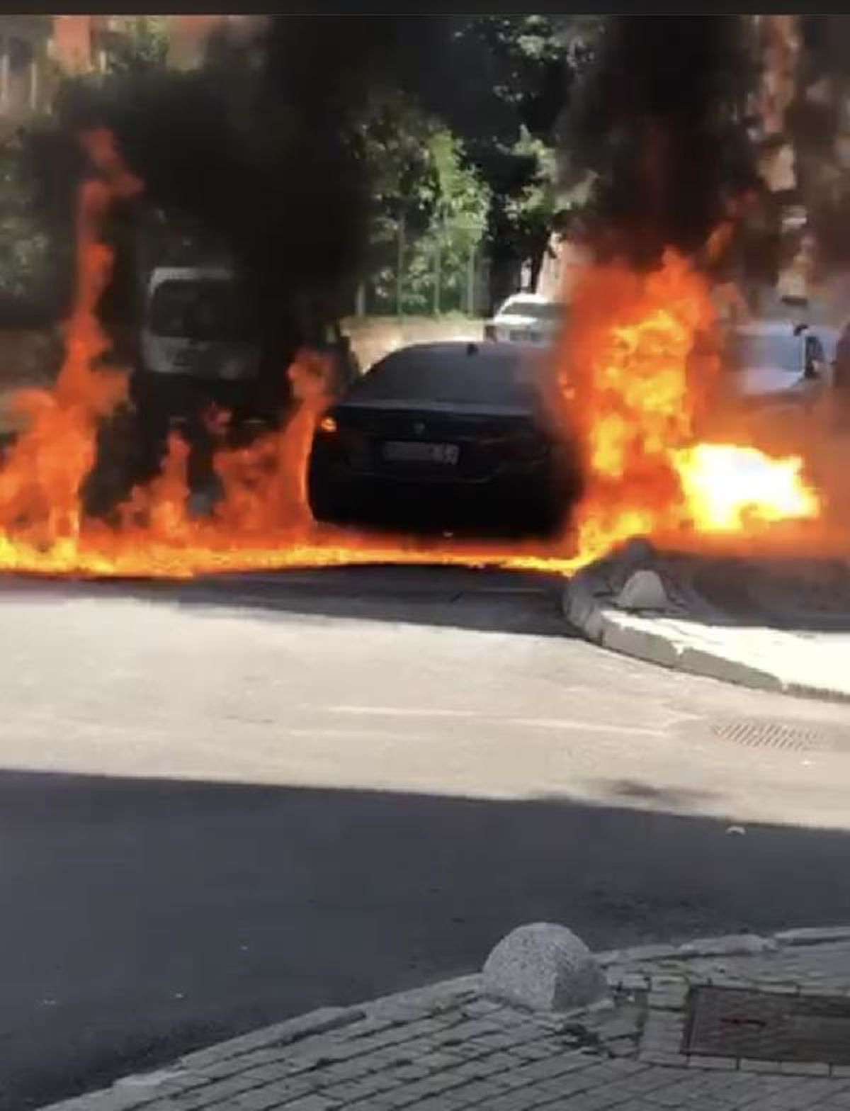 Üsküdar\'da Otomobil Alev Alev Yandı