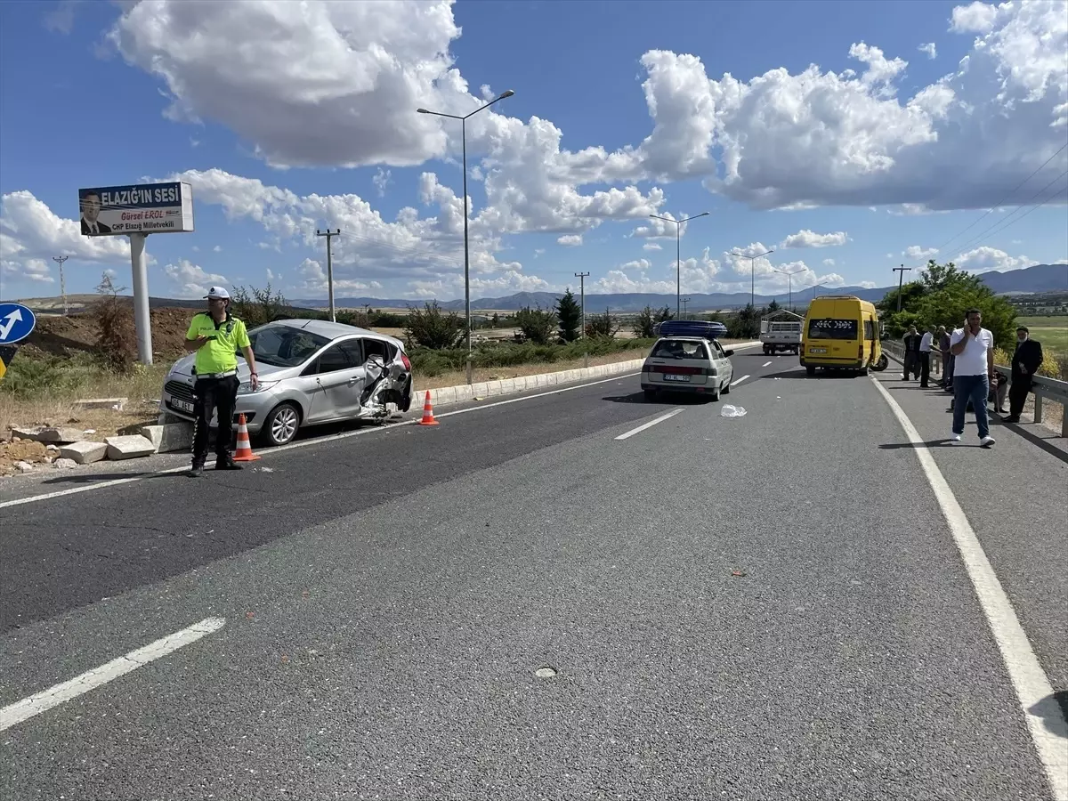 Elazığ\'da Yolcu Minibüsü ile Otomobil Çarpıştı: 3 Yaralı