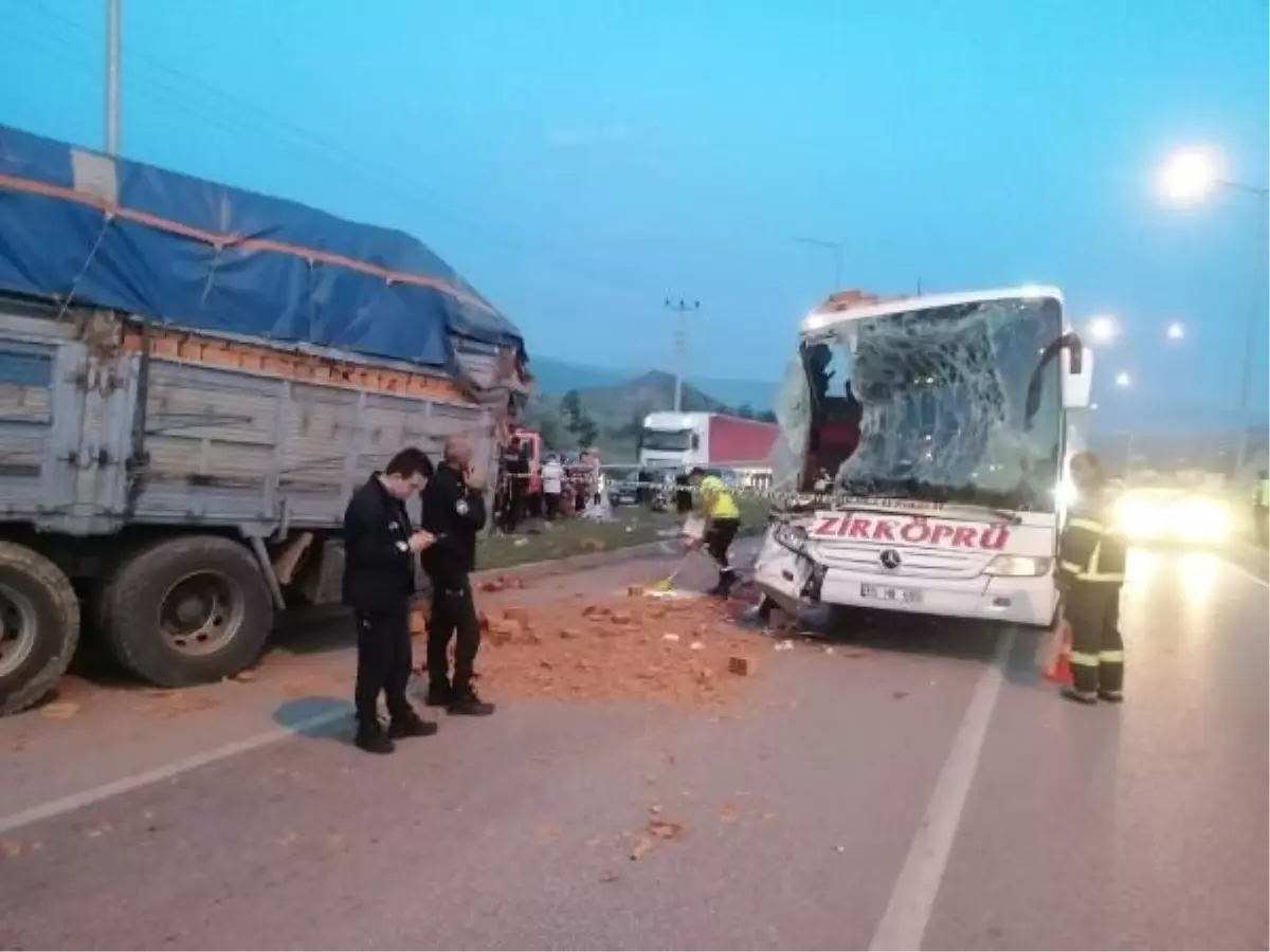 Çorum\'da Otobüs-Kamyon Çarpışması: 1 Ölü, 9 Yaralı