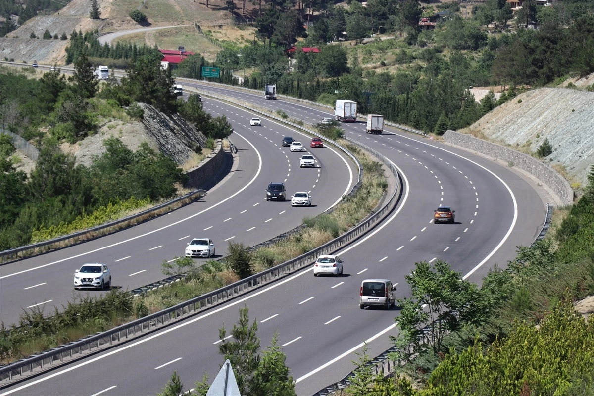 Kurban Bayramı tatili nedeniyle Adana-Pozantı-Ankara Otoyolu\'nda araç yoğunluğu