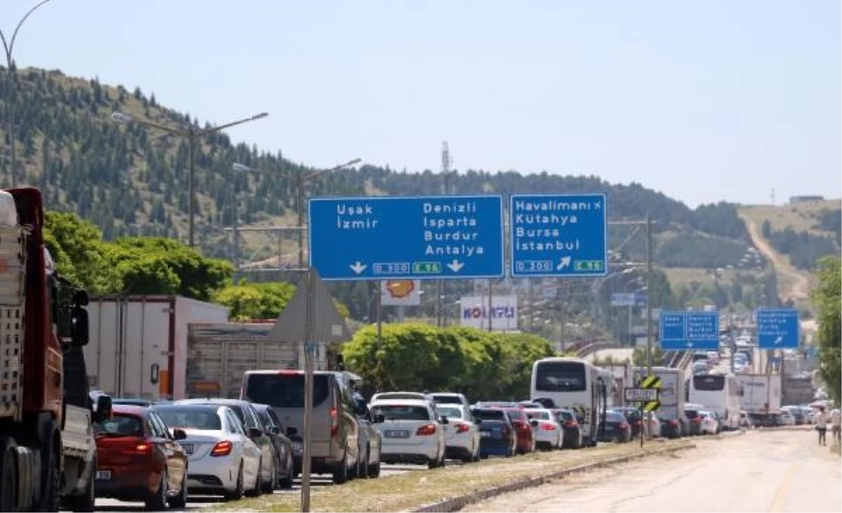 Kurban Bayramı tatili nedeniyle Afyonkarahisar\'da trafik yoğunluğu