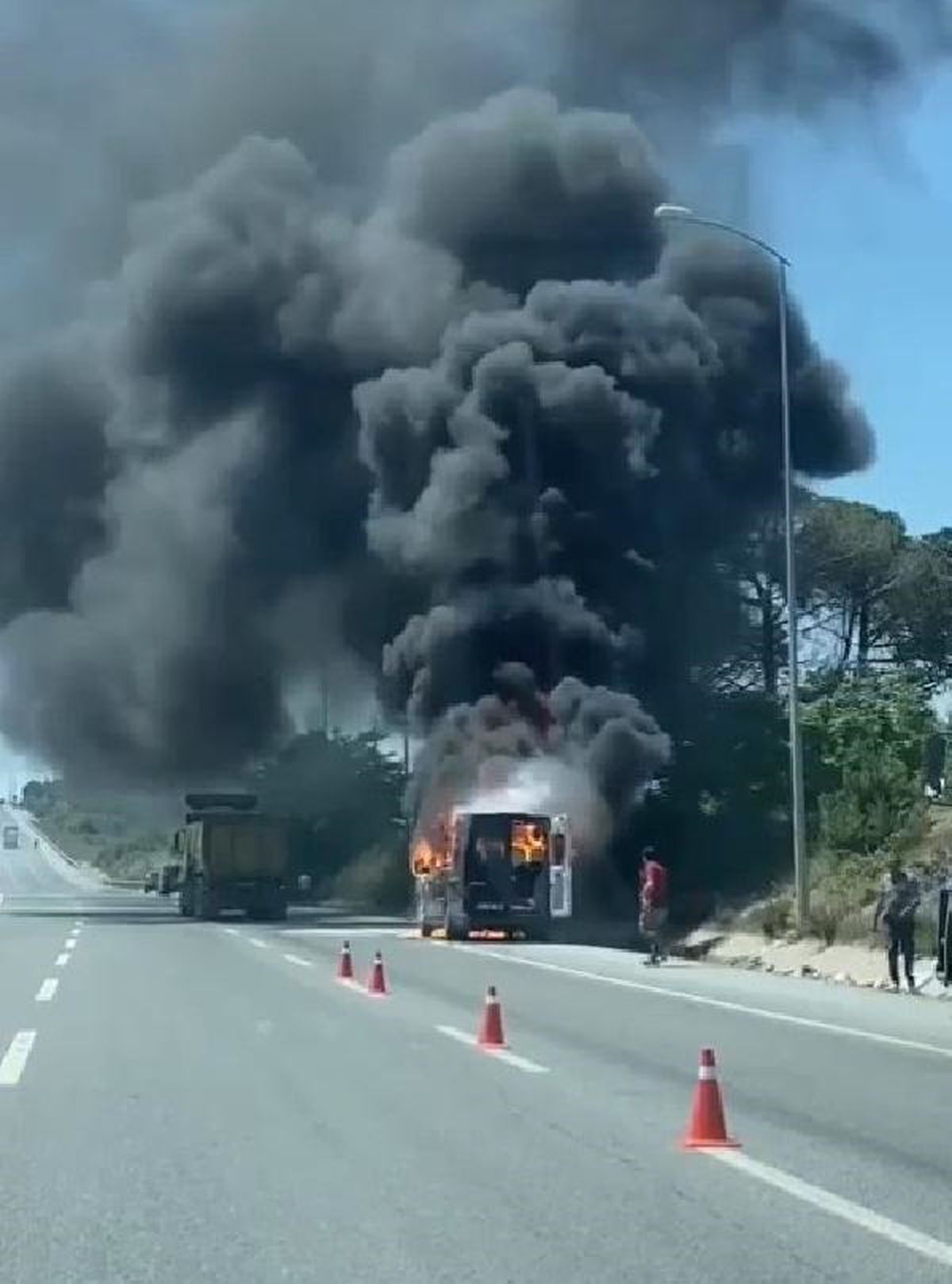 Çekmeköy\'de Servis Minibüsü Alev Alev Yandı