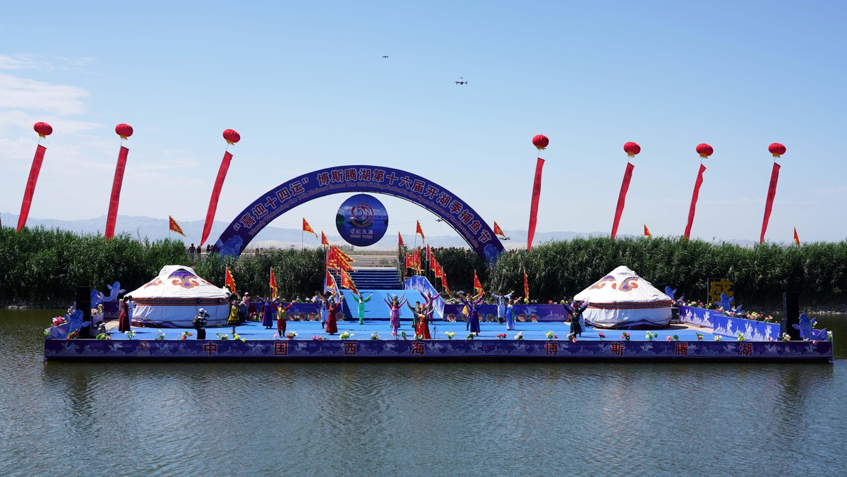 Çin\'in Bosten Gölü\'nde Av Sezonunun Açılışında Balıkçılık Festivali Düzenlendi
