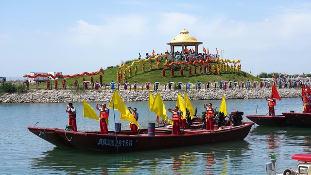 Çin'in Bosten Gölü'nde Av Sezonunun Açılışında Balıkçılık Festivali Düzenlendi