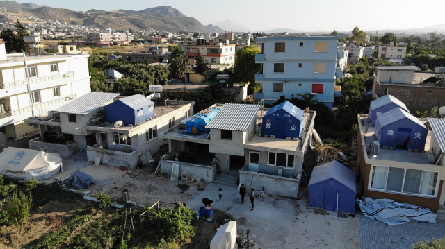 Deprem korkusu nedeniyle evlerinin üzerine çadır kurdular