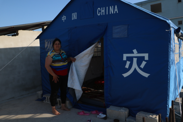 Deprem korkusu nedeniyle evlerinin üzerine çadır kurdular