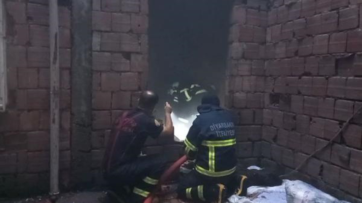 Diyarbakır\'da Kağıt Deposunda Yangın Çıktı