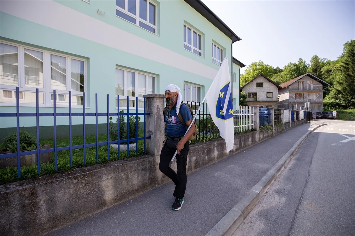 Boşnak adam Paris\'ten Srebrenitsa\'ya yürüyor