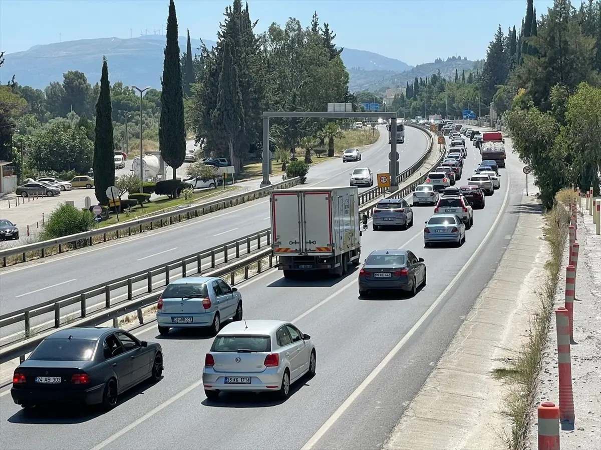 Kurban Bayramı tatiliyle birlikte Ege\'de trafik sıkışıklığı yaşanıyor