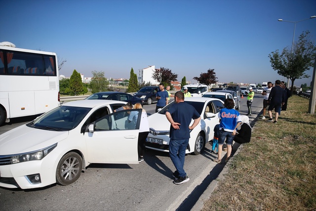 Eskişehir'de 9 otomobilin karıştığı zincirleme trafik kazası! Yaralılar var Eskişehir'de 9 otomobilin karıştığı zincirleme trafik kazası! Yaralılar var