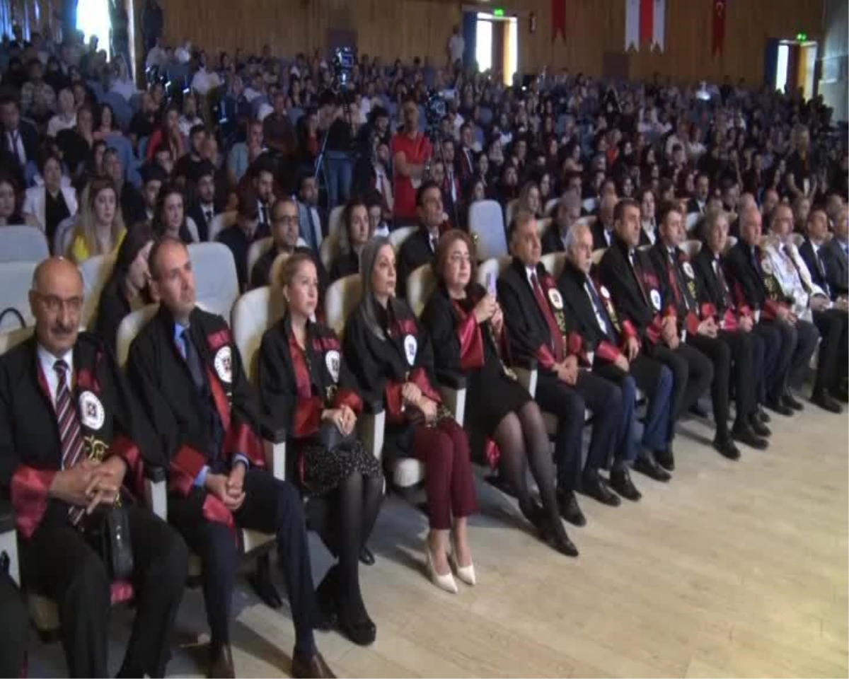 Elazığ Fırat Üniversitesi\'nde Mezuniyet Töreninde Depremde Hayatını Kaybeden Öğrenciler Anıldı