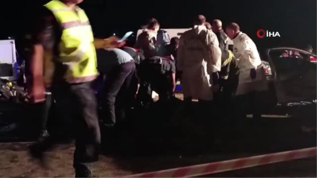 Gaziantep\'te kafa kafaya çarpışan iki araçta 6 kişi hayatını kaybetti