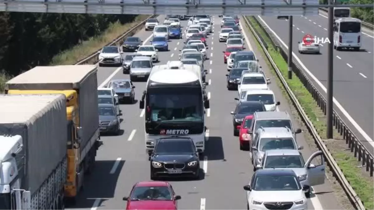 Bayram tatili için göç başladı: Otoyol Sakarya geçişinde trafik durma noktasına geldi