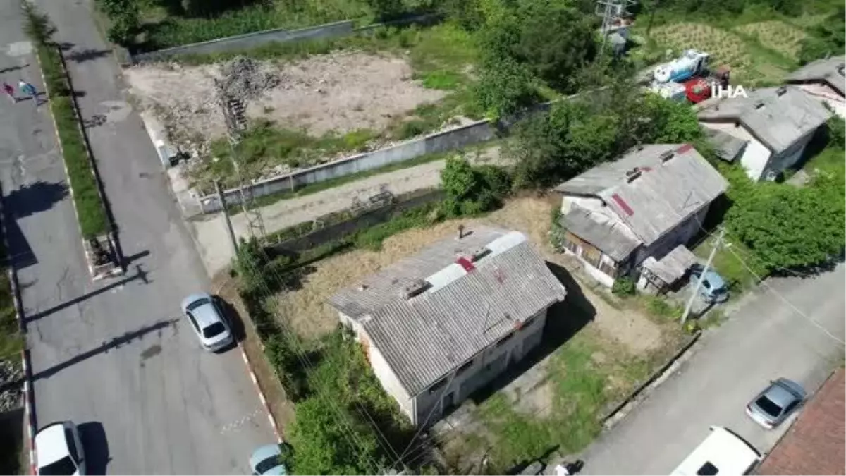 Harabeye dönen madenci lojmanları satılmayı bekliyor