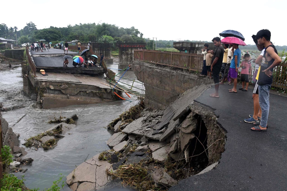 Hindistan\'da Muson Yağmurları Sel Felaketine Neden Oldu