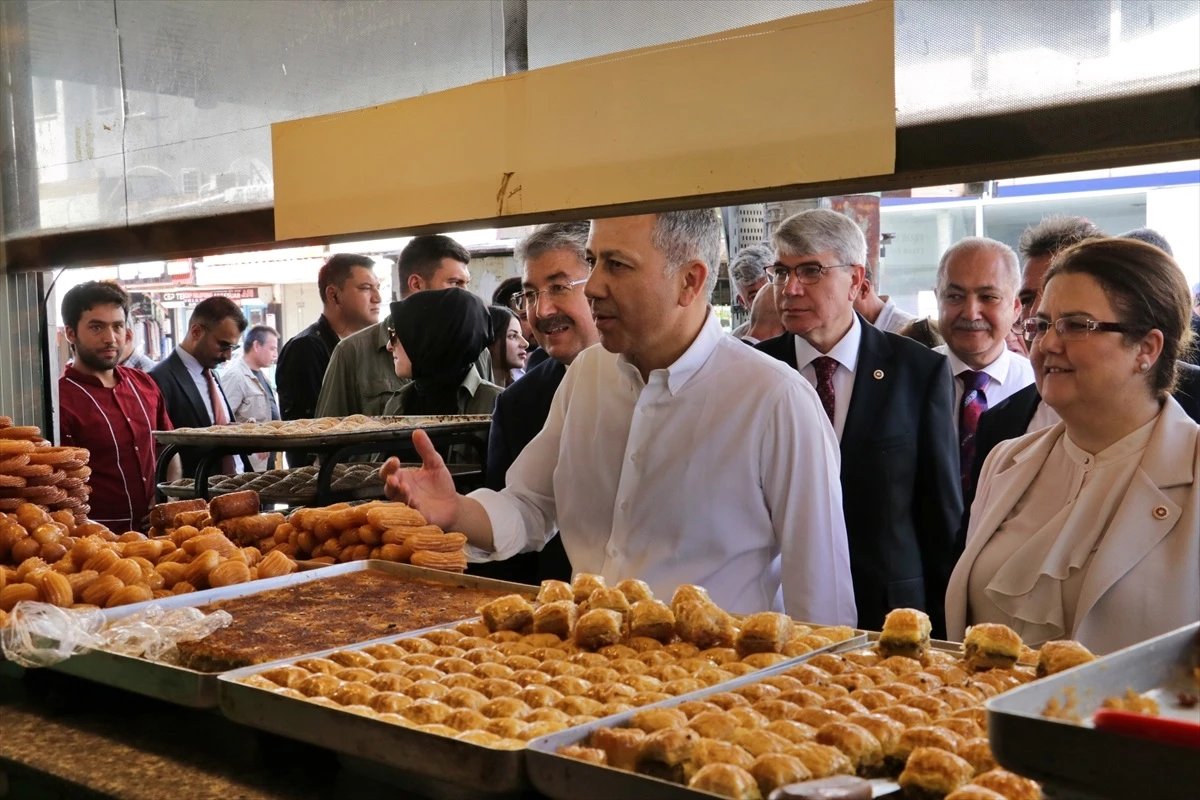 İçişleri Bakanı Yerlikaya, Osmaniye\'deki depremzedeleri ziyaret etti