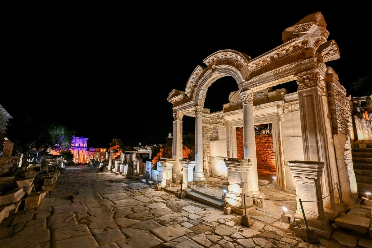 Efes Antik Kenti, Gece Işıklarıyla Farklı Bir Görüntüye Bürünüyor