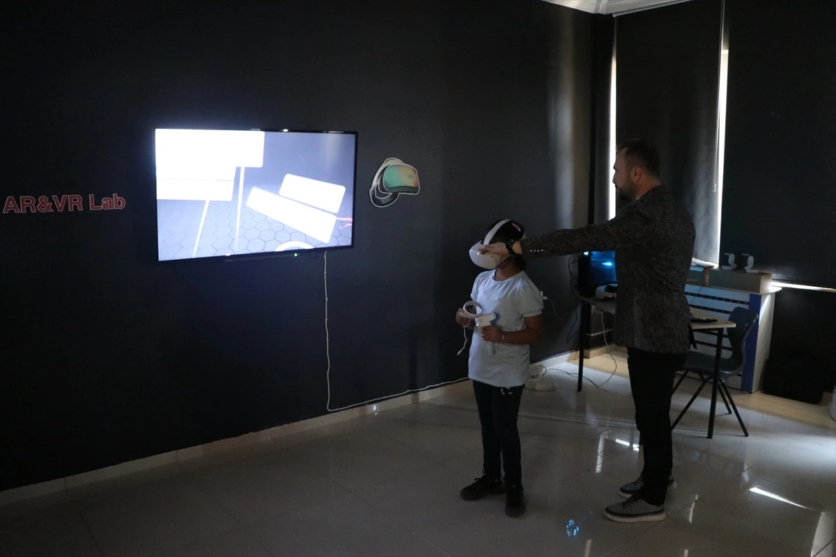 Kırgızistan-Türkiye Manas Üniversitesi, Gaziantep\'teki bir okula sanal gerçeklik laboratuvarı kurdu