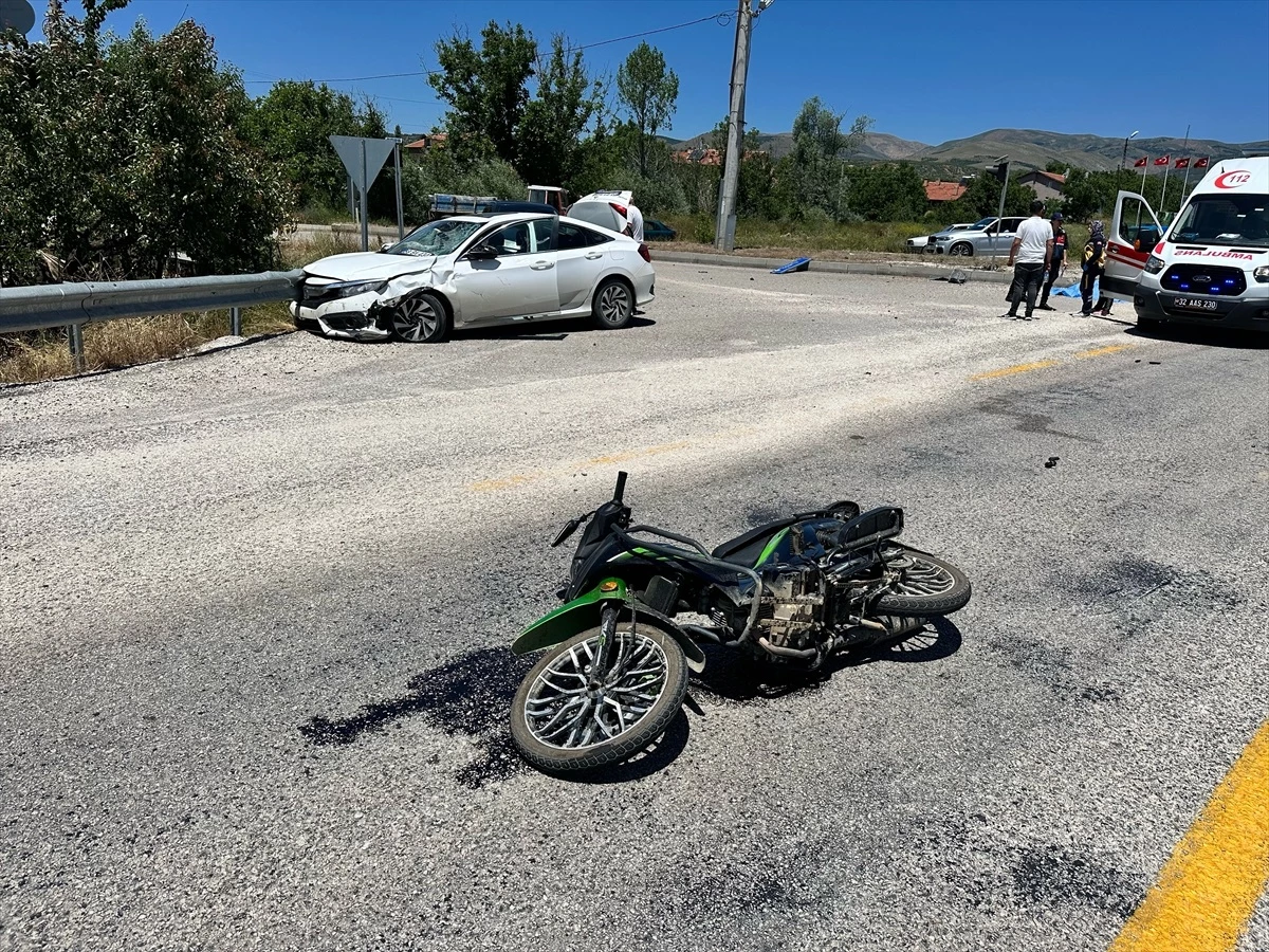 Yalvaç\'ta Motosiklet Kazası: 1 Ölü, 2 Yaralı