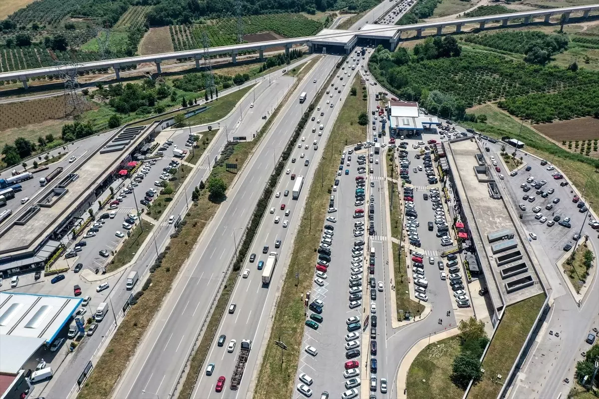 Kurban Bayramı tatilinde İstanbul-İzmir Otoyolu\'ndaki dinlenme tesislerinde yoğunluk