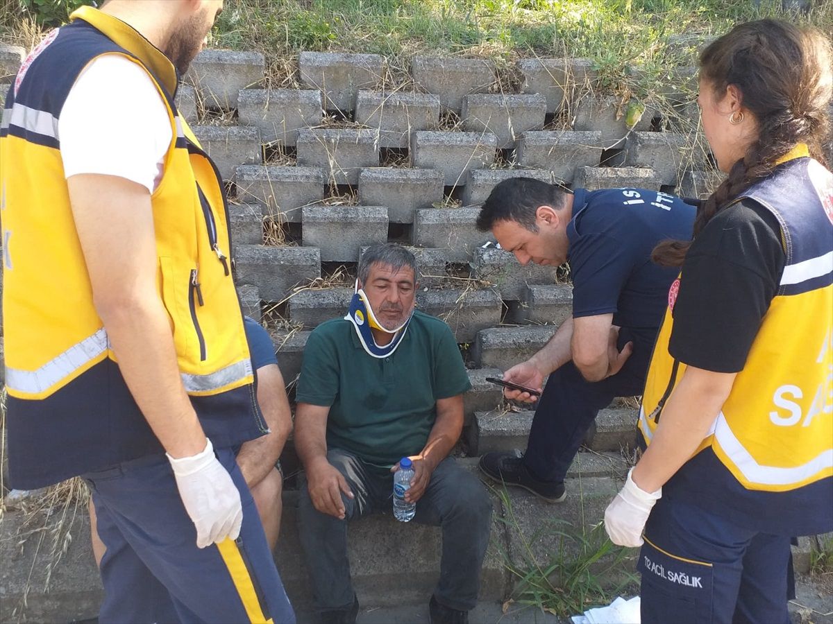 Kamyon bariyerlere çarptı, sürücü yaralandı