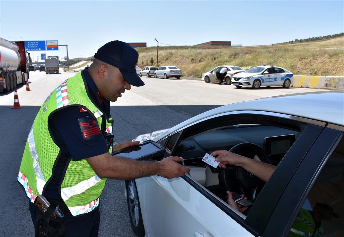 Kırıkkale\'de Kurban Bayramı tatili nedeniyle trafik yoğunluğu yaşanıyor