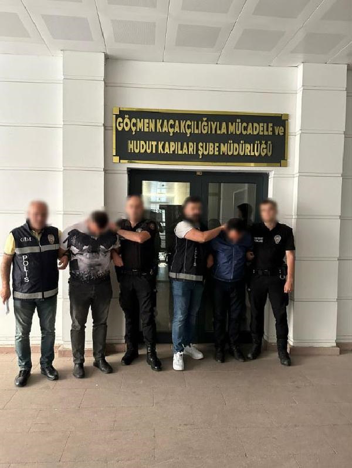 İzmit\'te 13 kaçak göçmen yakalandı, 2 organizatör tutuklandı