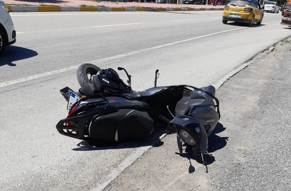 Konya\'da Motosiklet ile Tır Çarpıştı: 1 Yaralı