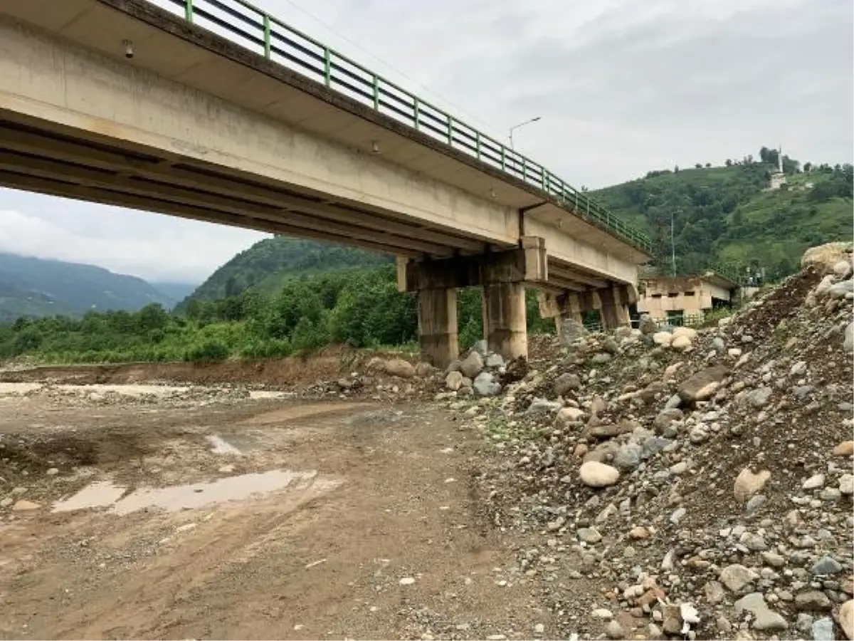 Rize\'de köprü çöktü, köylerde ulaşım aksadı