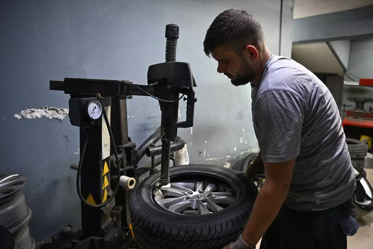 Kurban Bayramı tatili öncesi oto lastikçilerde yoğunluk