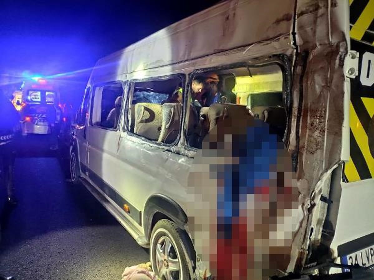 Kayseri\'de minibüs ile TIR çarpıştı: 3 ölü, 16 yaralı
