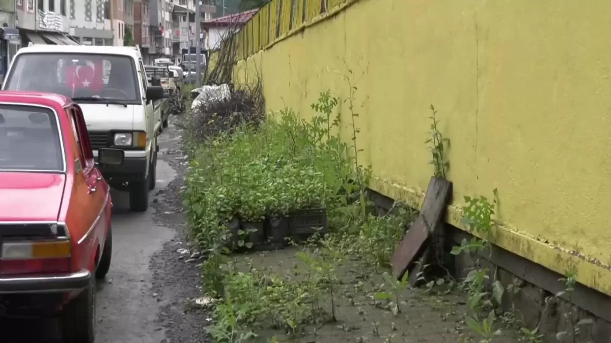 Rize\'de doğal gaz çalışması nedeniyle yollar bozuldu, vatandaşlar tepkili