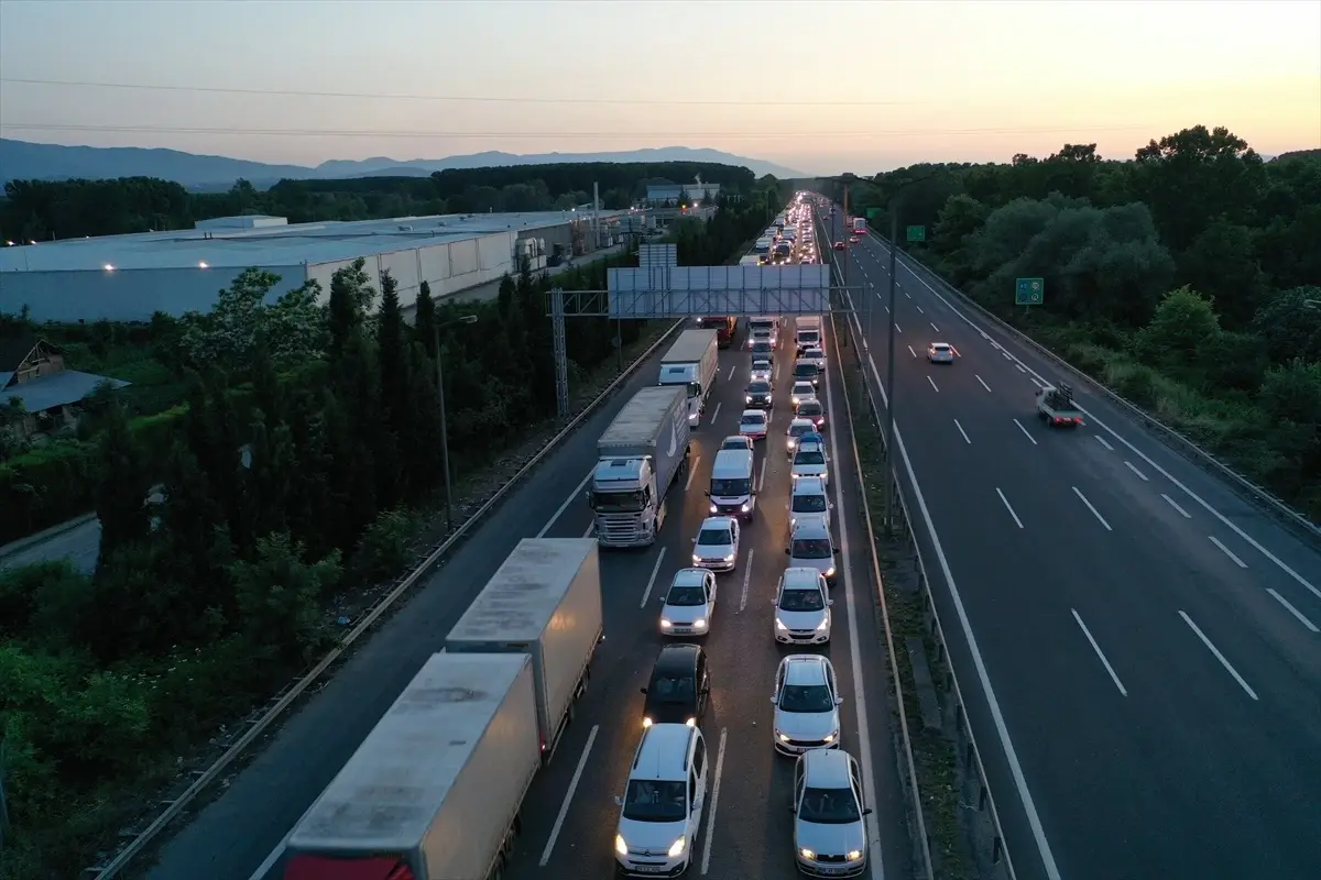 Sakarya\'da Bayram Yoğunluğu Dronla Görüntülendi