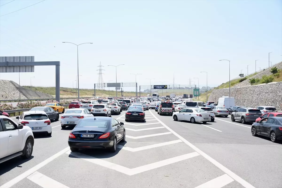 Kurban Bayramı tatili için yola çıkan sürücüler Sakarya ve Kocaeli\'de yoğunluğa neden oluyor