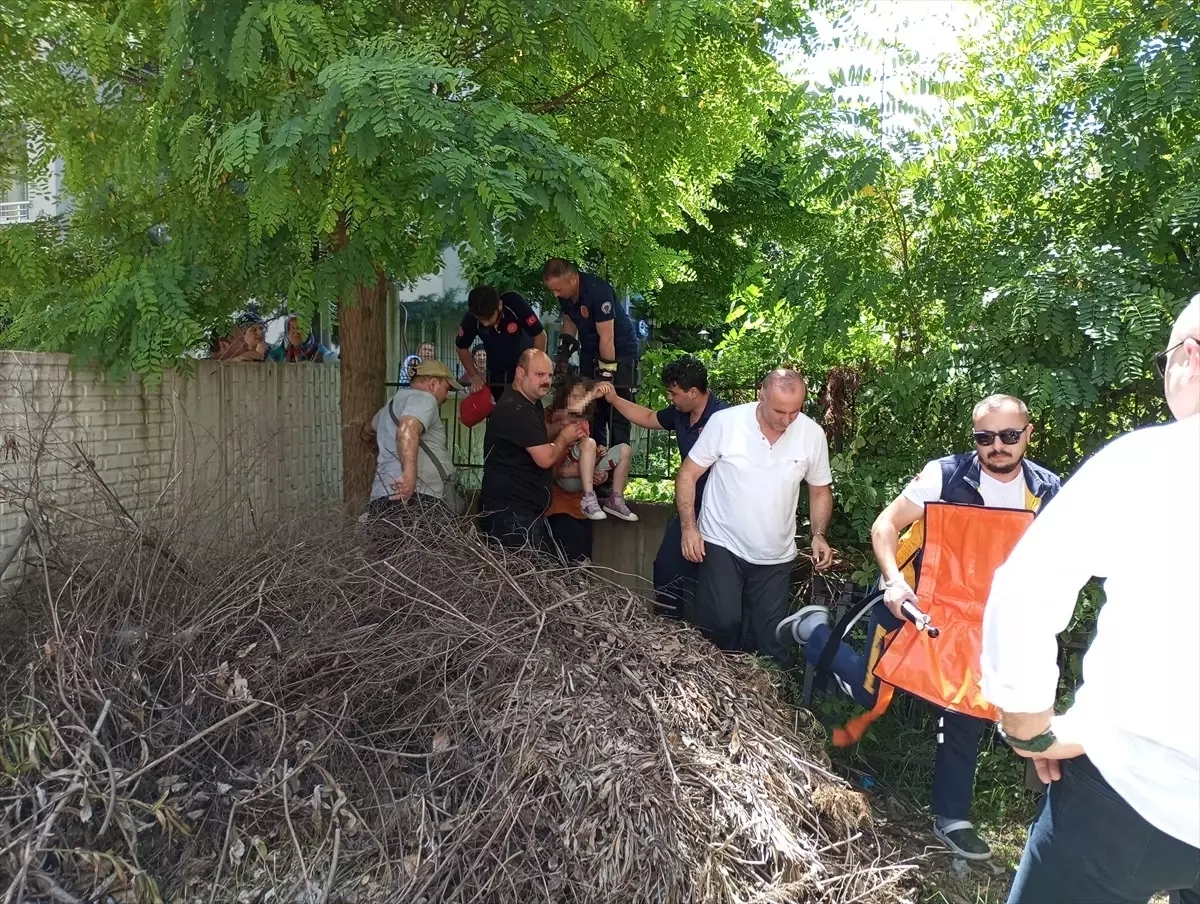 Samsun\'da çocuk kolu demir korkuluğa saplandı