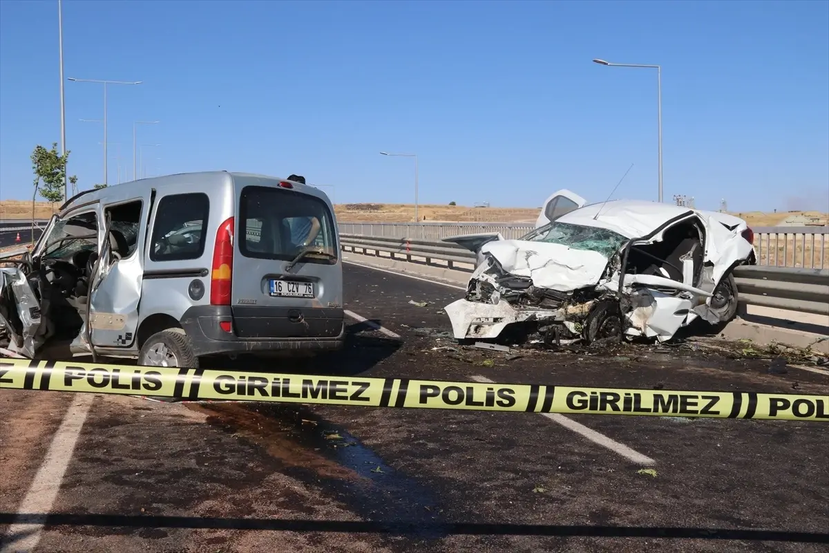 Şanlıurfa\'da Otomobil ile Hafif Ticari Araç Çarpışması: 5 Yaralı