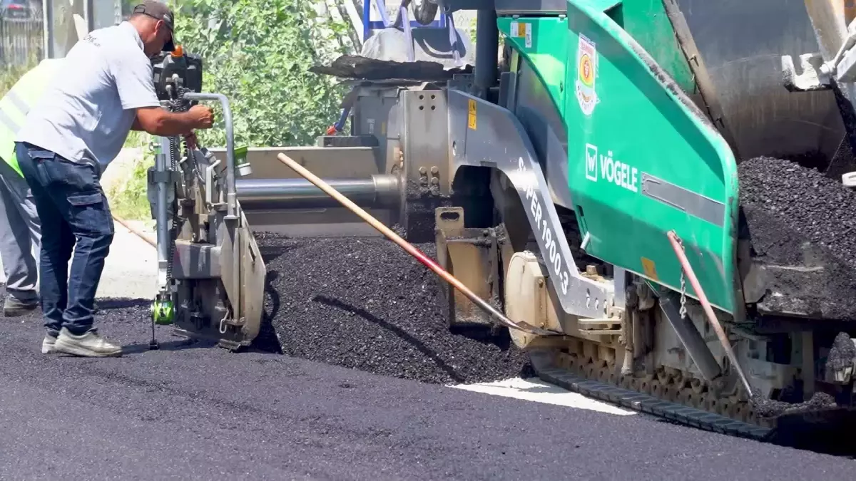 Tarsus\'ta ulaşım konforu artıyor: Sait Polat Bulvarı\'na paralel yolda sıcak asfalt çalışması devam ediyor