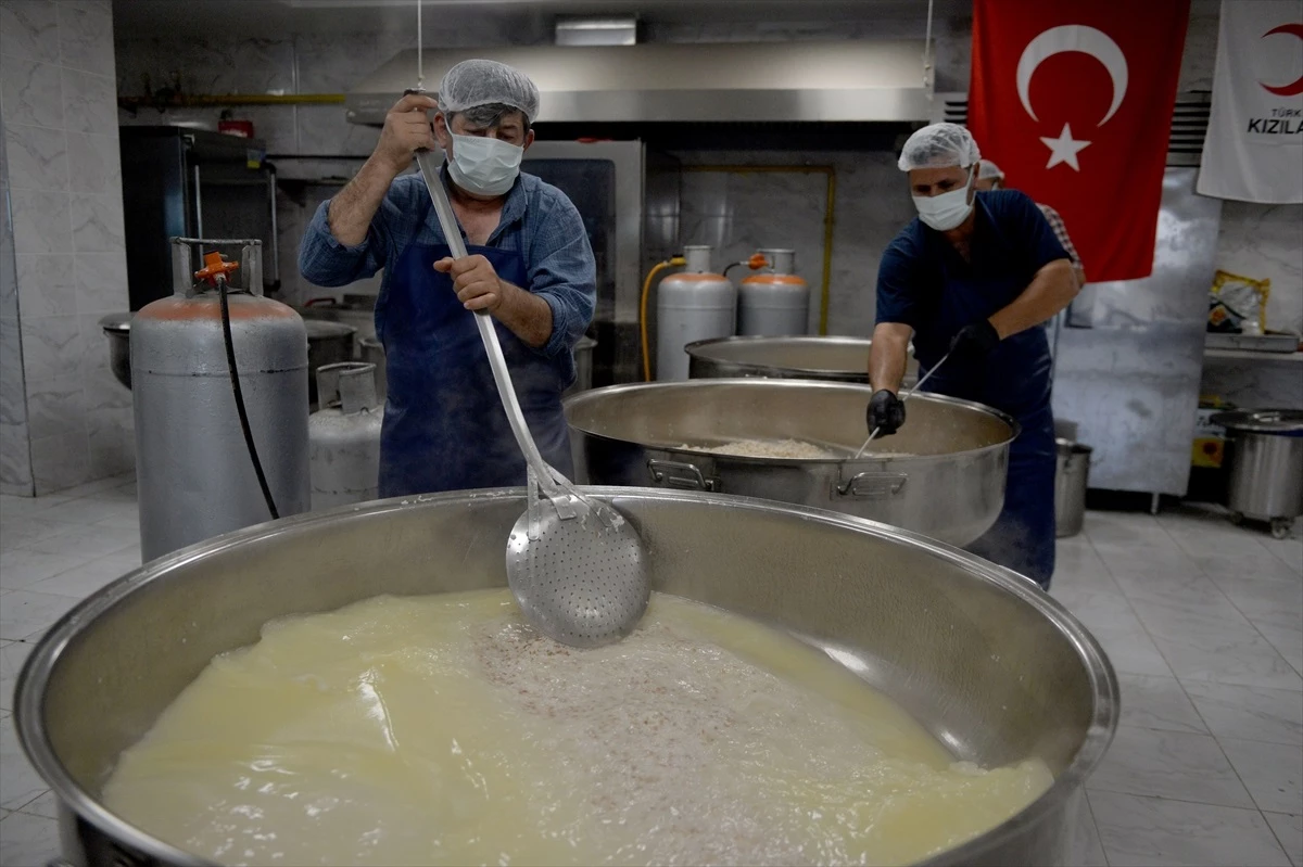 Türk Kızılay, 11 ilde depremzedelere yemek dağıtımına devam ediyor