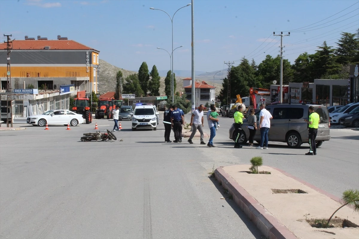 Konya\'da Kamyonet ve Motosiklet Çarpıştı: 1 Yaralı