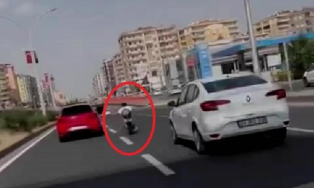 Diyarbakır\'da Motosiklet Sürücüsü Makas Atarak Trafikte İlerledi