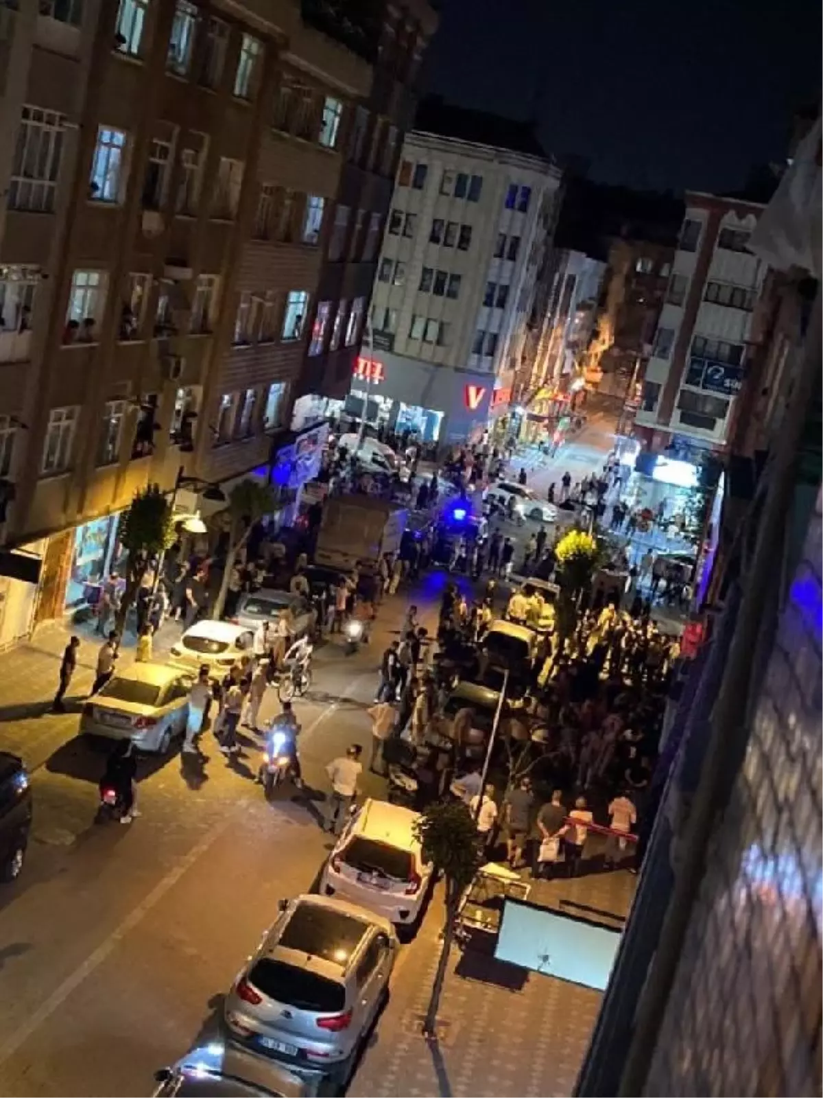 Zeytinburnu\'nda Gençler Arasında Kavga: Silahlar Konuştu