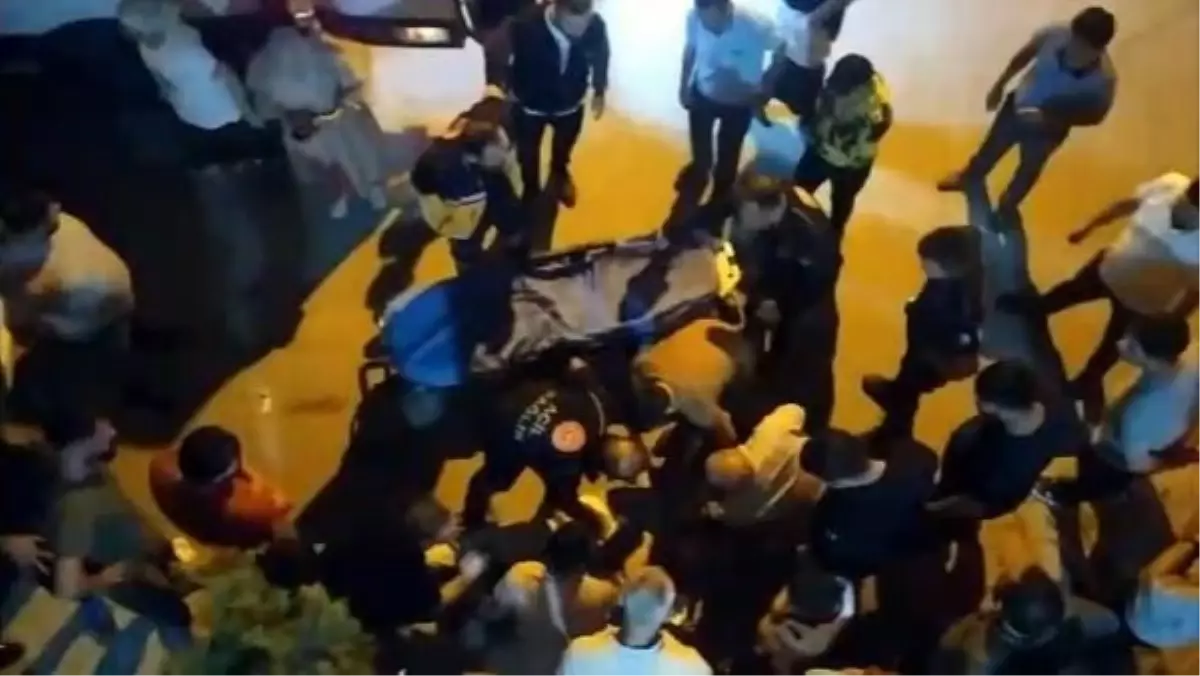 Arnavutköy\'de kavga: 3 kişi bıçakla yaralandı, biri dereye saklandı