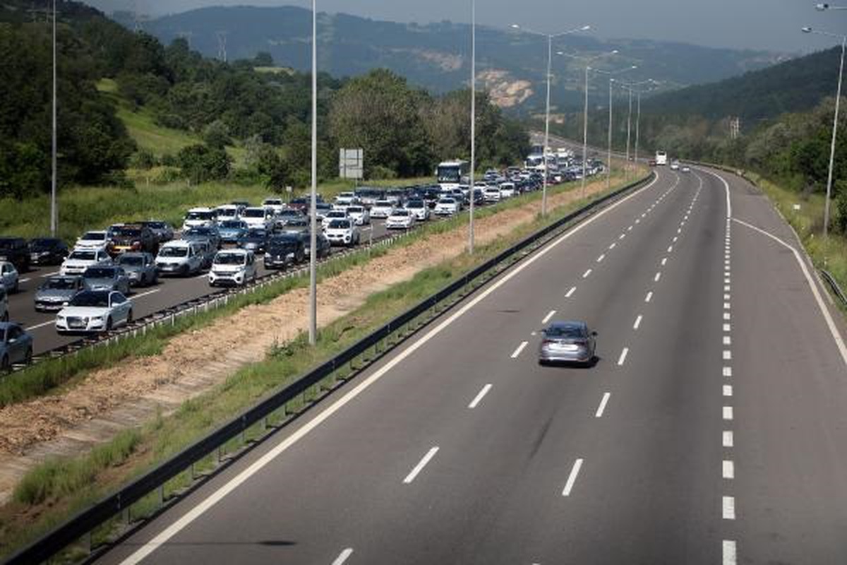 Anadolu Otoyolu\'nda Kurban Bayramı tatilcileri nedeniyle kilometrelerce araç kuyruğu oluştu