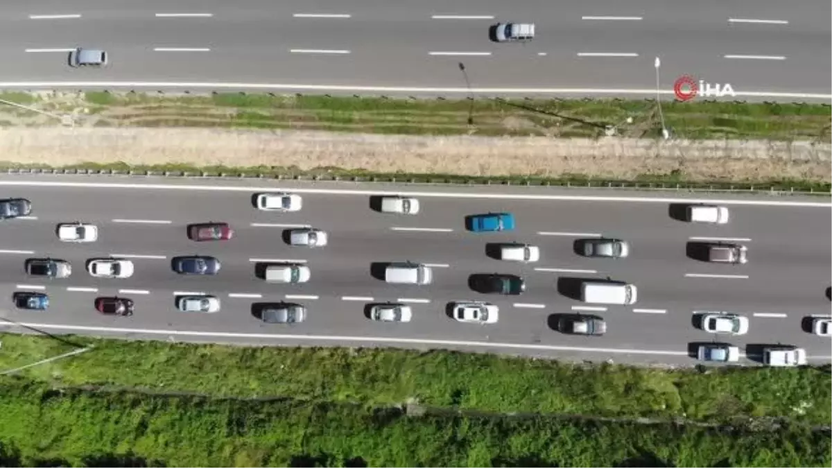 Bolu geçişinde tatilcilerin trafik yoğunluğu devam ediyor